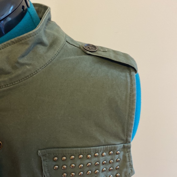 Medium army green cargo vest with zipper or button down option and four pockets - Picture 6 of 10